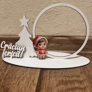 Decor de Crăciun cu brăduț și fetita – mesaj „Crăciun fericit”